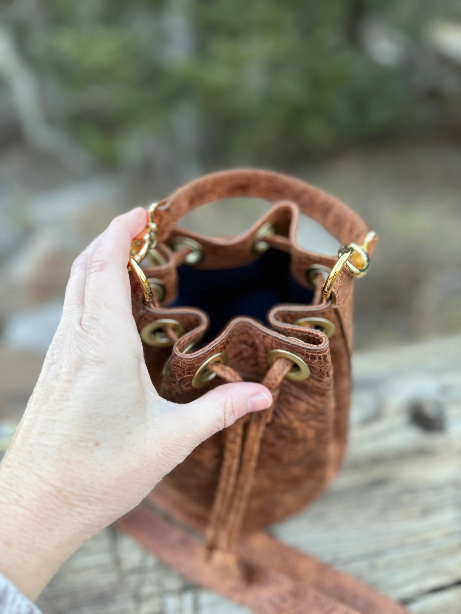 The Settler Bucket Bag - Cognac - LovLeathers