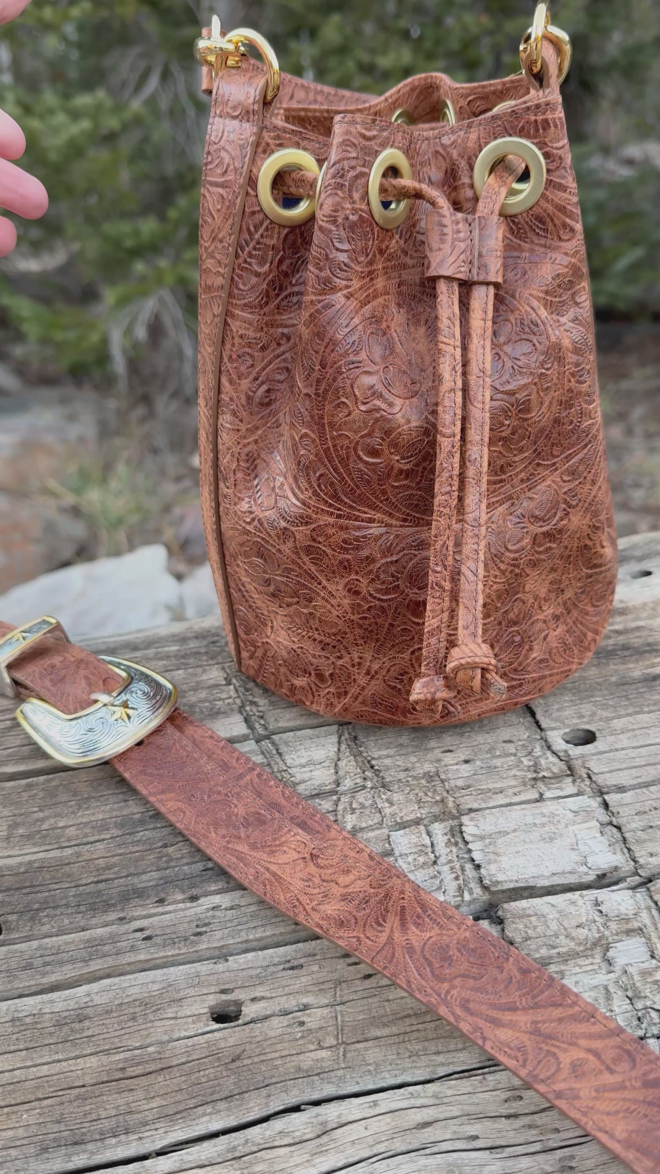 The Settler Bucket Bag -Cognac